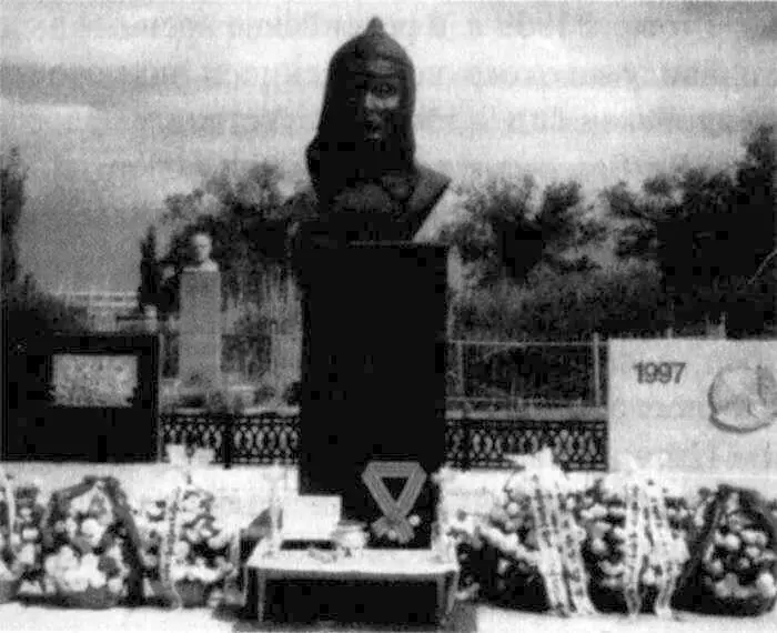 Рис 24 Могила Хон Бомдо в КзылОрде Казахстан Большой поддержкой для Хон - фото 26