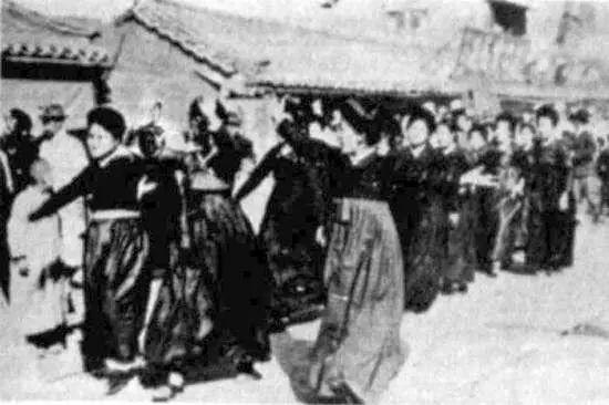 Рис 37 1 марта 1919 года На демонстрацию вышли даже женщины в первую - фото 39