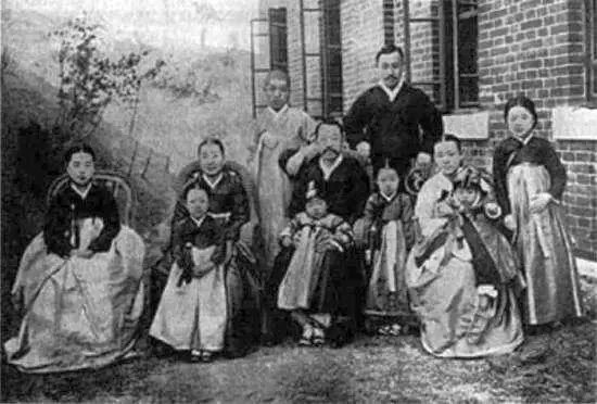 Рис 41 Семья Пак Ёнхё Вождь реформаторского движения 188090х годов стал в - фото 43