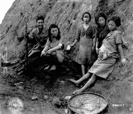 Рис 52 Под конвоем кореянки угнанные японской армией в сексуальное - фото 54