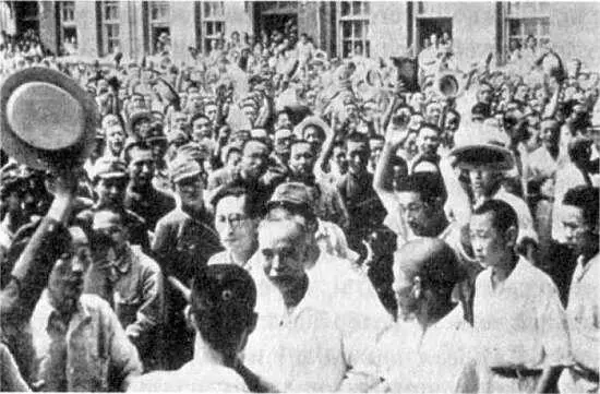 Рис 33 Ё Унхён выступает на организованном КПСГ массовом митинге Умеренный - фото 94
