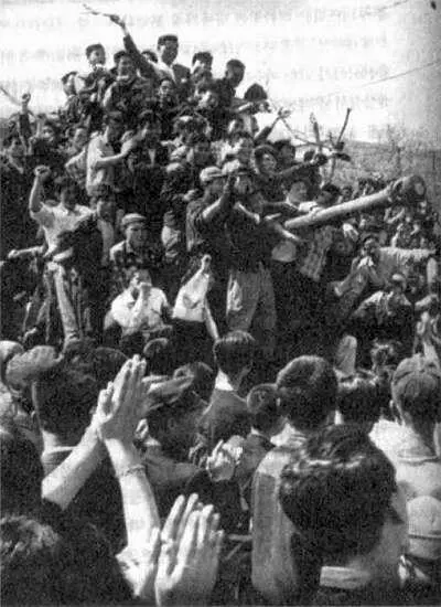 Рис 37 В дни Апрельской революции 1960 г Взобравшись на танки введенные Ли - фото 98