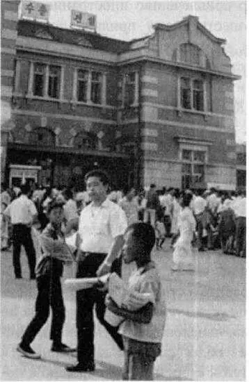 Рис 42 В 196070е гг провинциальная беднота стекалась в Сеул в поисках - фото 108