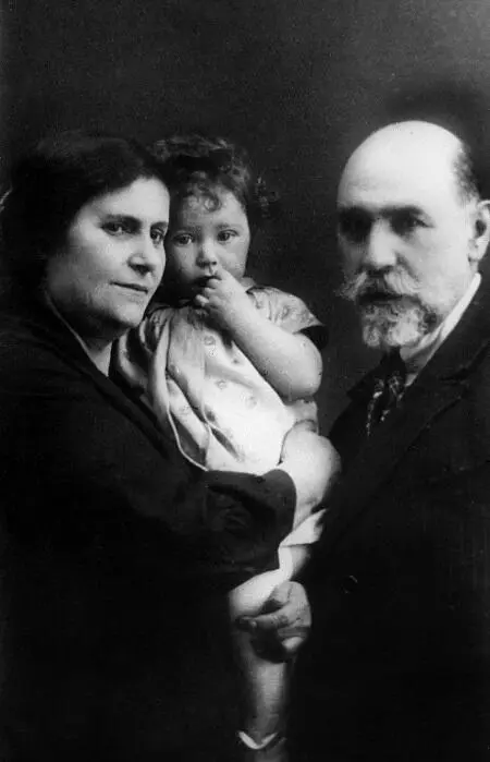 Дед Михаил и бабушка Сима Мессерер с внучкой Майей 1927 г Дед освоил восемь - фото 1