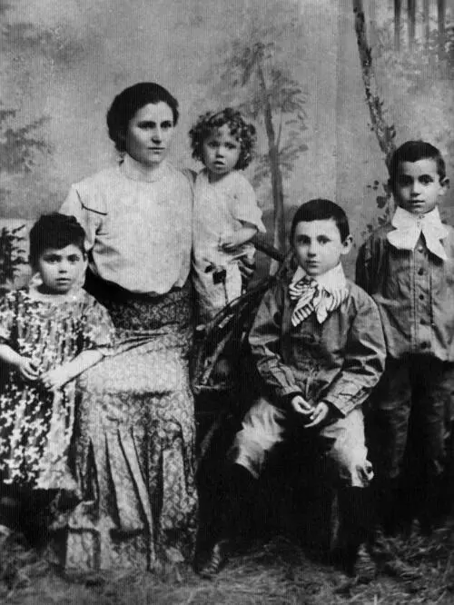 Сима Мессерер с детьми Рахилью Асафом на руках Азарием и Маттанием 1906 г - фото 2