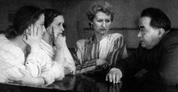 Молодые балерины Майя Плисецкая Марина Семенова и Валентина Лопухина с - фото 37