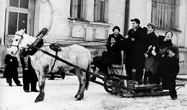 Вверху На гастролях в Тамбове 1957 г Внизу Балет Дон Кихот С Натальей - фото 41