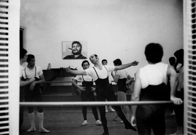 Внизу Классы на фоне Че Гевары Куба 1970 г Вверху Фидель Кастро за - фото 57