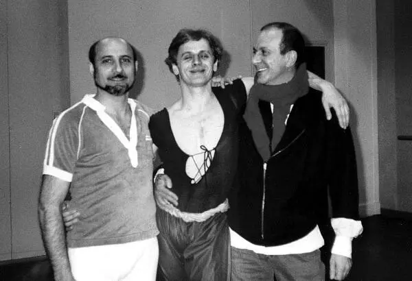 С Михаилом Барышниковым и Роланом Пети Марсель 1974 г Письмо от Ролана Пети - фото 73