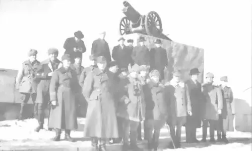 Депутаты парламента Финляндии на пл Ленина в апреле 1942 г фото из Военного - фото 4