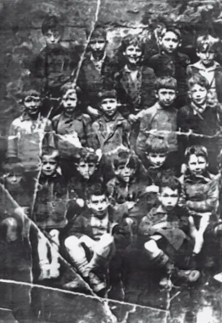 Фрэнк Маккорт в первом ряду справа на площадке школы в Лимерике Ирландия - фото 1