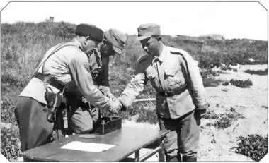 Церемония награждения курсантов Петрозаводской школы финской разведки 1943 г - фото 3