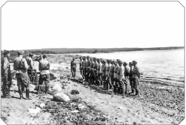 Церемония награждения курсантов Петрозаводской школы финской разведки 1943 г - фото 4