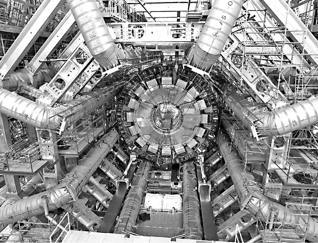 Рис 211Детектор ATLAS в ЦЕРНе Огромный размер ускорителя БАК это ответ - фото 52