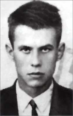 Родился в семье московских рабочих Поступил на исторический факультет - фото 11