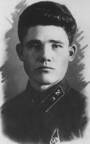 Отец Фёдор Григорьевич Шпаликов В кругу родных В верхнем ряду мать - фото 4