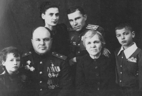 В кругу родных В верхнем ряду мать Людмила Никифоровна и дядя Семён - фото 5