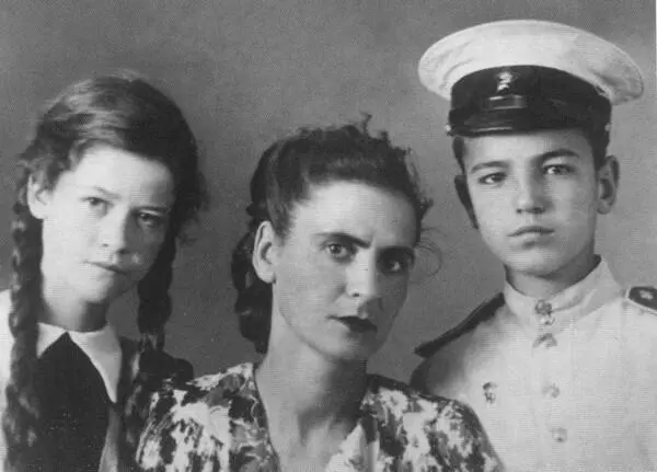 Встреча суворовца с мамой и сестрой Леной Конец 1940х гг Курсант - фото 6