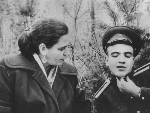 Встреча с мамой 1955 г В студенческую пору ВГИК Современное фото - фото 8