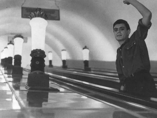 КАДРЫ ИЗ ФИЛЬМА Я ШАГАЮ ПО МОСКВЕ Н Ургант и В Высоцкий в фильме Я родом - фото 29