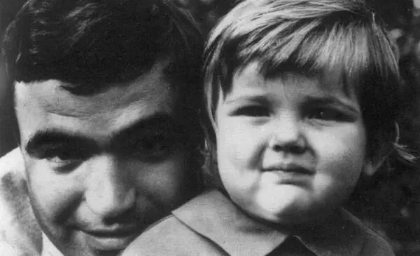 С дочкой Дашей Середина 1960х гг Вчерашний день погас А нынешний не - фото 33
