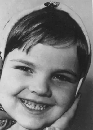 С дочкой Дашей Середина 1960х гг Вчерашний день погас А нынешний не - фото 34
