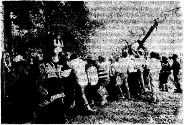 Участники экуменического съезда в Ванкувере в 1983 гподнимают индийского - фото 6