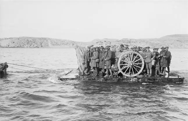 Эвакуация орудий и личного состава в бухте Сувла в декабре 1915 года Уходя с - фото 25
