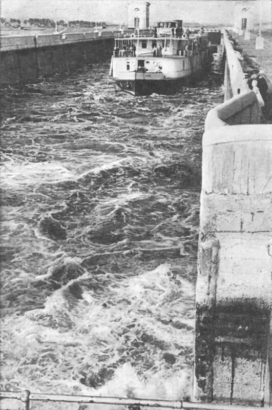 Камера шлюза наполняется водой канал им Москвы Неузнаваемой стала Верхняя - фото 37