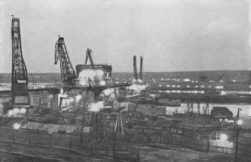 В 1954 году Камская ГЭС дала первый промышленный ток На снимке водосливная - фото 70