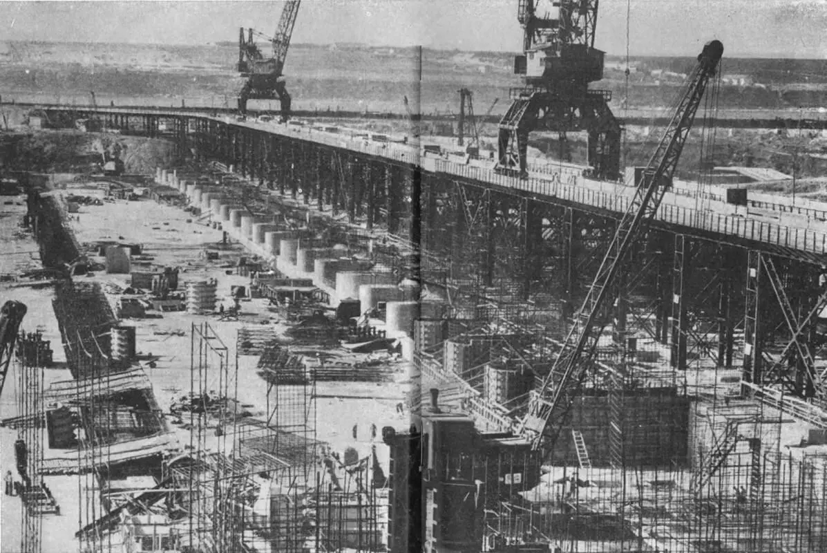 На стройке Каховского гидроузла Сооружение водосливной плотины В Новой - фото 85