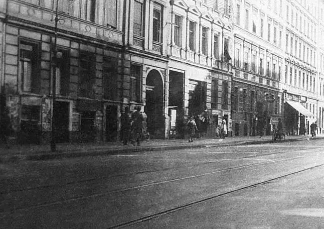 Наш дом в Берлине по адресу Штраусбергерштрассе 38 вход под аркой Щеголяю в - фото 1