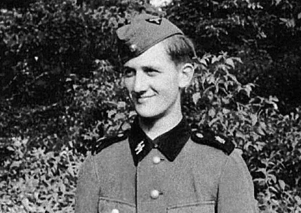 Щеголяю в новеньком мундире Июль 1941 г Перекур Курить я начал только после - фото 2