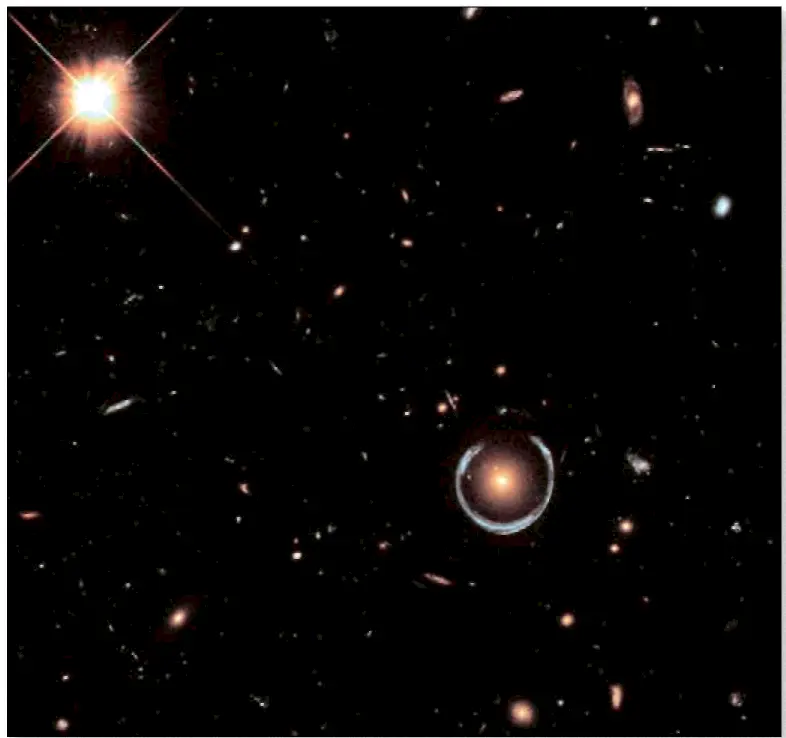 Жёлтая галактика искривляет пространство и превращает изображение более далёкой - фото 8