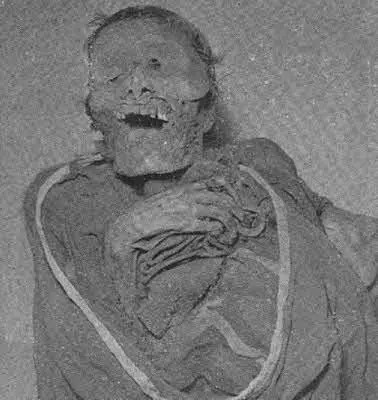 На кладбище в пустыне мы нашли даму 1600летнего возраста которая передана в - фото 32