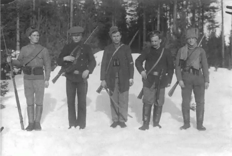 Рис 7 Финские красногвардейцы и русский матрос снятые перед сражением за - фото 7