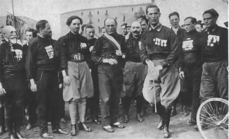 Рис 9 Муссолини со своими сторонниками в Неаполе в октябре 1922 г накануне - фото 9