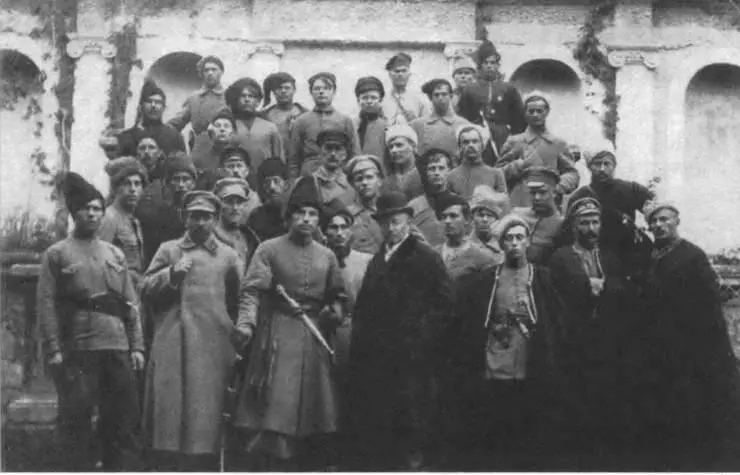 Рис 10 Атаман Юхим Божко в центре слева со своими офицерами и писатель Осип - фото 10