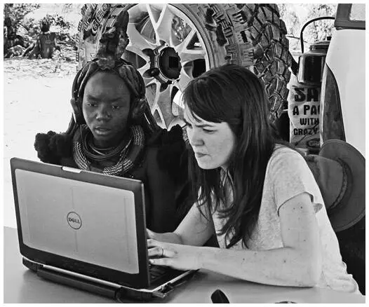 Рис 35Мария Гендрон справа работает с испытуемым из народа химба в Намибии - фото 13