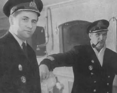 В ходовой рубке Капитан атомохода Борне Макарович Соколов слева и - фото 76
