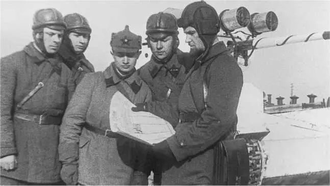 Танкисты получают боевую задачу Учения войск МВО 1936 год На заднем плане - фото 51
