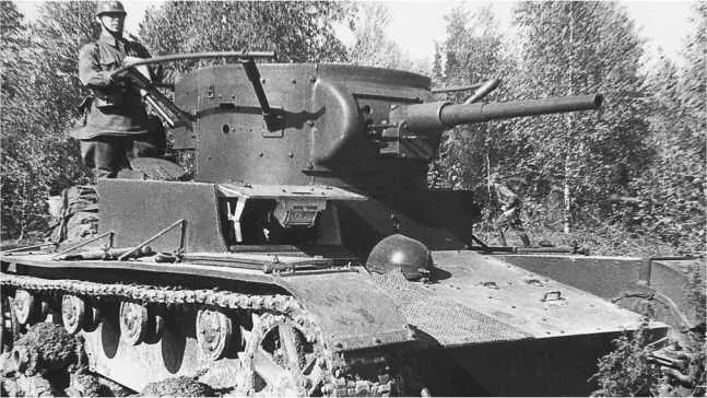 Радийный танк Т26 на маневрах Лето 1937 года Машина имеет штампованную маску - фото 65