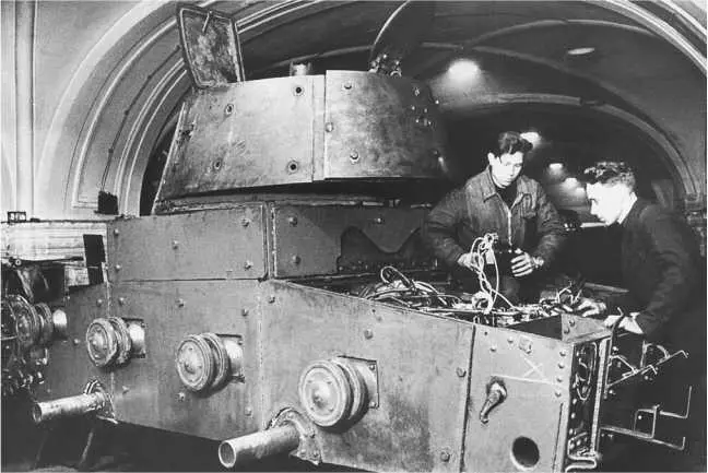 Экранировка танка Т26 на одном из предприятий Ленинграда Осень 1941 года - фото 101