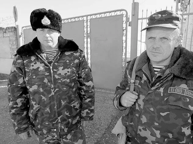3 марта 2014 г Бахчисарай Командир военной базы полковник Алексей Сташенко - фото 93