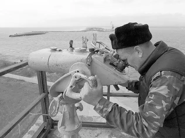 6 марта 2014 г Евпатория Украинский моряк наблюдает за российскими военными - фото 104