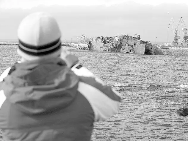 6 марта 2014 г Евпатория Местный житель фотографирует тонущий корабль - фото 105