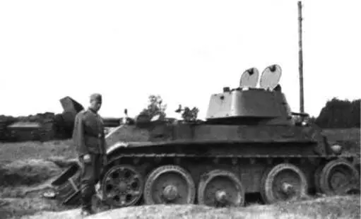 Тот же БТ7М что и на предыдущем фото Июль 1941 года В кормовой части - фото 32
