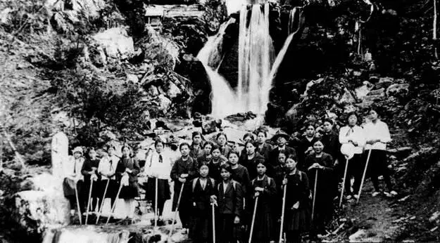 Группа школьниц возле водопада В верхнем левом углу изображение святилища - фото 29