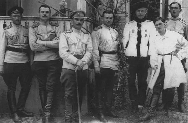 Яков Александрович Слащёв третий справа с офицерами штаба Севастополь 1920 - фото 9