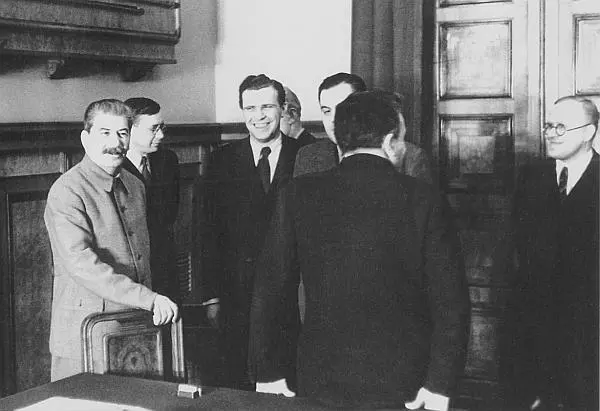 ИВ Сталин на переговорах с югославской делегацией 5 апреля 1941 г - фото 4